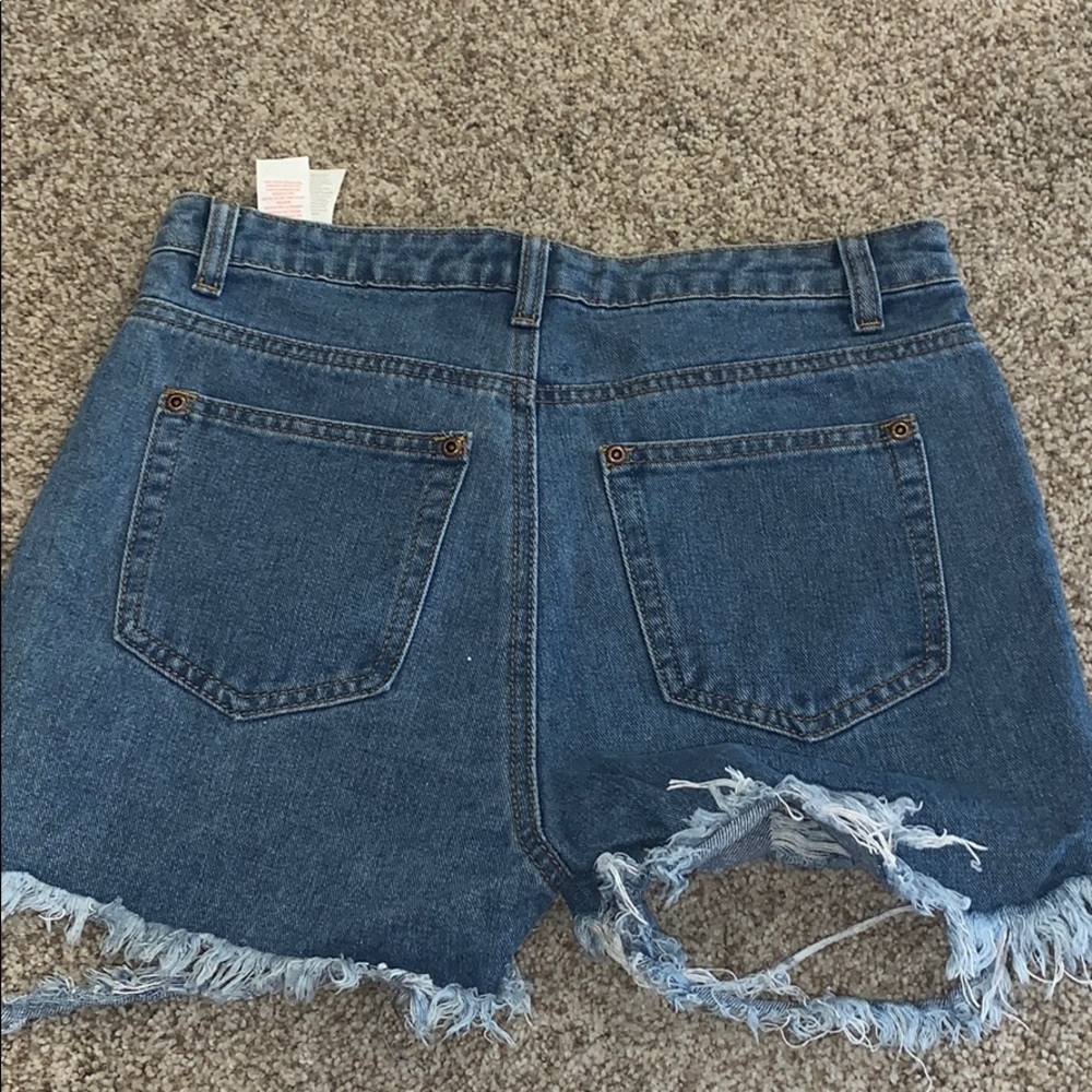 HIGH RISE DISTRESSED SHORTS - Picture 2 of 2